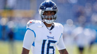Treylon Burks durante um jogo pelo Tennessee Titans, destacando seus altos e baixos na carreira.