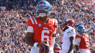 Trinidad Chambliss, jogador de Ole Miss, em campo.