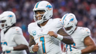 Tua Tagovailoa, quarterback do Miami Dolphins, em campo.
