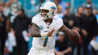 Tua Tagovailoa, quarterback do Miami Dolphins, em ação em um jogo da NFL.