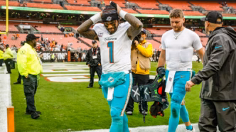 Tua Tagovailoa em campo durante jogo da NFL.