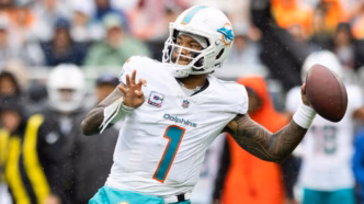 Quarterback Tua Tagovailoa dos Miami Dolphins em campo.