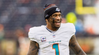 Tua Tagovailoa, quarterback do Miami Dolphins, em ação.