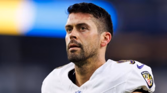 Justin Tucker comemorando a conversão de um field goal.