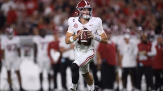 Ty Simpson, quarterback de Alabama, em um momento do jogo.