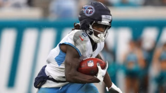 Tyjae Spears em ação, jogador do Tennessee Titans.