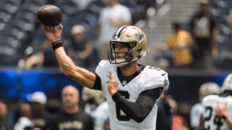 Tyler Shough, novo quarterback titular do New Orleans Saints, em ação.