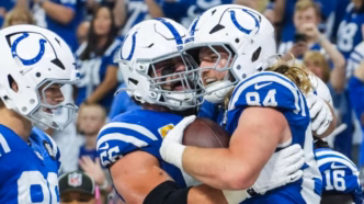 Tyler Warren correndo com a bola para o Indianapolis Colts.