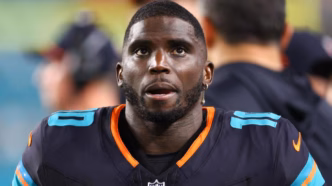 Tyreek Hill sorri após lesão no joelho.