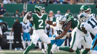 Tyrod Taylor, quarterback dos Jets, durante jogo contra os Panthers.