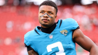Tyson Campbell, cornerback do Jacksonville Jaguars em ação.