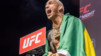 Charles do Bronx, lutador brasileiro, em momento de inspiração para o UFC.