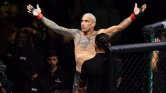 Charles do Bronx celebrando a vitória no UFC Rio após aplicar finalização
