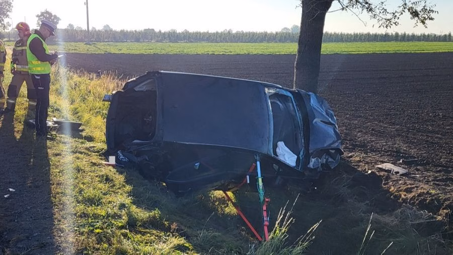 Carro dos jogadores brasileiros após acidente de carro na Polônia.