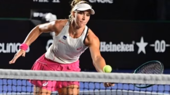 Bia Haddad em ação durante o SP Open, em São Paulo, executando um lance premiado.