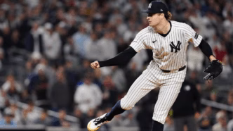 Cam Schlittler, arremessador do Yankees, em ação durante a pós-temporada da MLB.