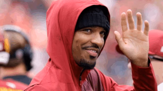 Cena de uma partida da NFL com foco nos jogadores.