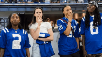 Imagem de Caitlin Clark e outras jogadoras do Indiana Fever no estádio do Colts.