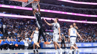 Cooper Flagg em sua estreia na NBA.