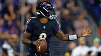 Lamar Jackson, quarterback do Baltimore Ravens, em ação durante partida da NFL.