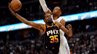 Russell Westbrook com a bola na mão.