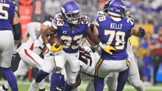 Jogadores do Minnesota Vikings em campo