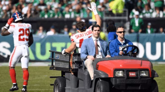 Cam Skattebo comemora um touchdown.