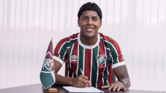 Riquelmy, atacante do Fluminense, assina seu primeiro contrato profissional com o clube.