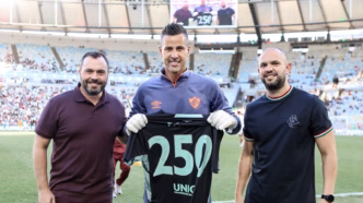 Fábio, goleiro do Fluminense, comemora marca de 250 jogos e 100 partidas sem sofrer gols.