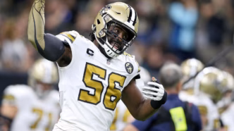 Demario Davis dos Saints em campo, mostrando sua força.
