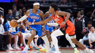 Kevin Durant em quadra pelo Houston Rockets na estreia da temporada 2025-26 da NBA