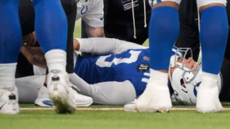 Estádio do Indianapolis Colts durante jogo da temporada da NFL.