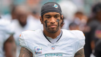 Jogadores do Miami Dolphins em campo durante uma partida.