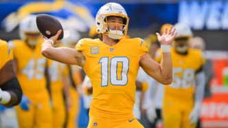 Justin Herbert, quarterback dos Los Angeles Chargers, em ação.