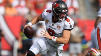 Baker Mayfield, quarterback do Tampa Bay Buccaneers, em ação durante a temporada 2025 da NFL.