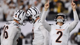 Jogadores do Cincinnati Bengals comemoram vitória na NFL.