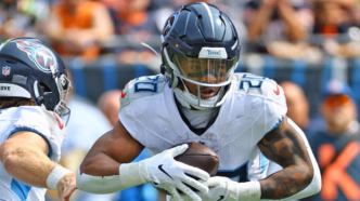 Tony Pollard correndo com a bola pelo Tennessee Titans em um jogo da NFL.