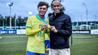 Lucas Miranda comemora título pela Seleção Brasileira Sub-15.