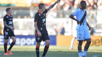 Jogadores de Vasco e Vitória em campo durante partida do Brasileirão.