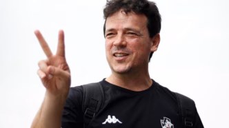 Fernando Diniz comandando o Vasco em partida pelo Brasileirão.