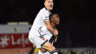 Vegetti comemora gol ao lado de Rayan em partida do Vasco pelo Brasileirão.