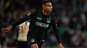 Victor Sá comemora gol pelo Krasnodar na liderança do Campeonato Russo