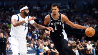 Victor Wembanyama, jogador do San Antonio Spurs, em ação durante uma partida da NBA.