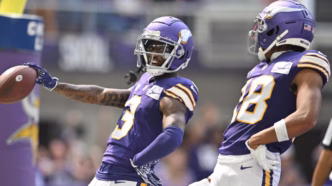Justin Herbert comandando o ataque dos Los Angeles Chargers contra os Minnesota Vikings.