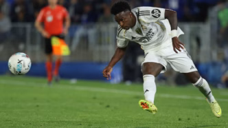 Vini Jr em ação pelo Real Madrid, comemorando lance importante em partida contra o Getafe.