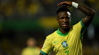 Vinicius Jr em ação pela Seleção Brasileira, favorito à Bola de Ouro.