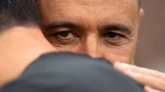 Vítor Pereira em momento de tensão com torcida do Wolverhampton.