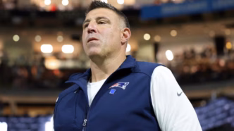 Mike Vrabel, técnico dos New England Patriots, em campo.
