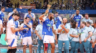 Wallace comemora título da Supercopa pelo Cruzeiro
