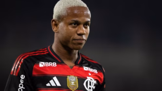 Wallace Yan em ação pelo Flamengo durante partida